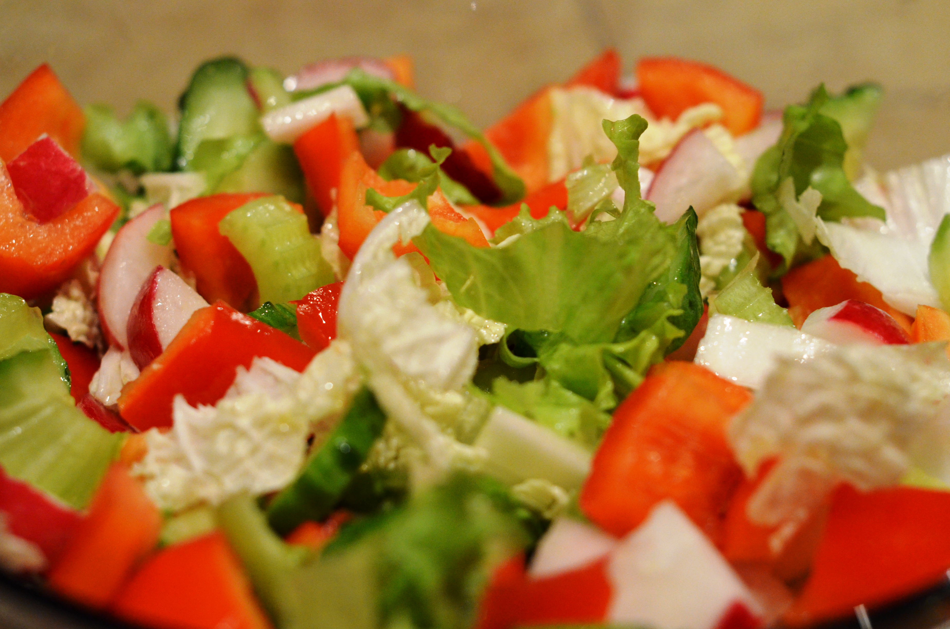 Блюда из сырых овощей. Летние салаты. Салатик из свежих овощей. Салат овощ. Салат весенний.
